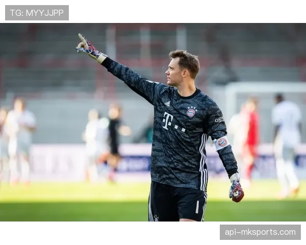 终场哨响，拜仁门将诺伊尔拾起比赛用球留念，疑似告别信号